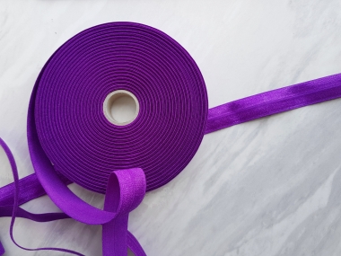 Guma łamana fioletowa z jednej strony połyskująca - 2cm