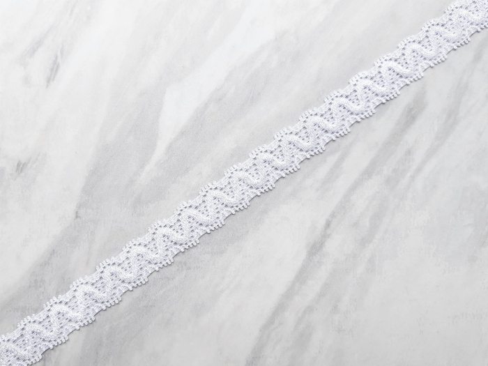Wąska połyskująca koronka ze szlaczkiem w kolorze białym o szerokości 1,7cm