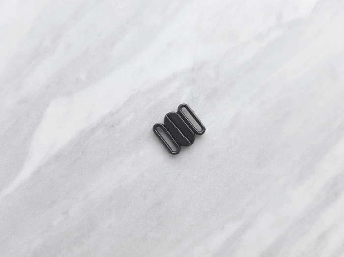 Czarne zapięcie plastikowe do stanika o szerokości 10 mm