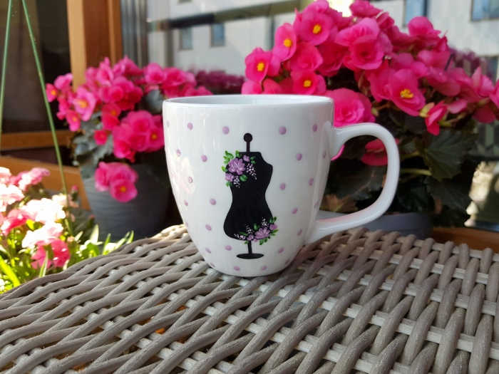 Porcelanowy kubek malowany ręcznie z motywem manekina krawieckiego