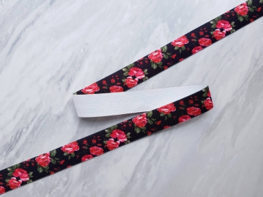 Guma płaska z nadrukiem w róże, czarna - szerokość 2,8 cm